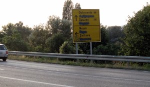 Cyrillic_scratched_out_on_a_road_sign_in_Bosnia